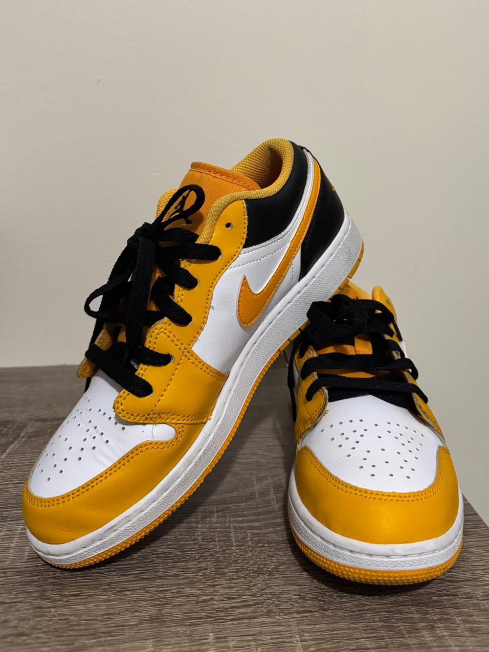 Jordan Kids Low-Top Sneakers in Yellow, Black & White
